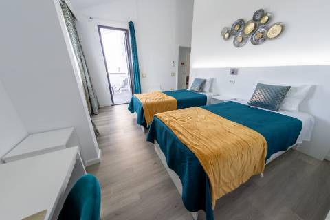 VENDE-SE MORADIA RECENTE E MODERNA NO CENTRO DA VILA DA MADALENA