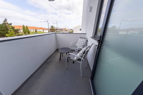 VENDE-SE MORADIA RECENTE E MODERNA NO CENTRO DA VILA DA MADALENA