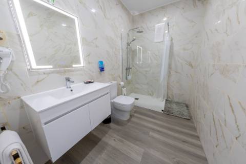 VENDE-SE MORADIA RECENTE E MODERNA NO CENTRO DA VILA DA MADALENA