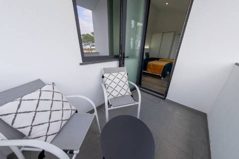 VENDE-SE MORADIA RECENTE E MODERNA NO CENTRO DA VILA DA MADALENA