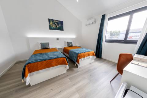 VENDE-SE MORADIA RECENTE E MODERNA NO CENTRO DA VILA DA MADALENA