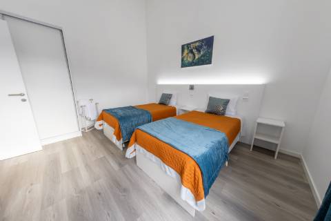 VENDE-SE MORADIA RECENTE E MODERNA NO CENTRO DA VILA DA MADALENA