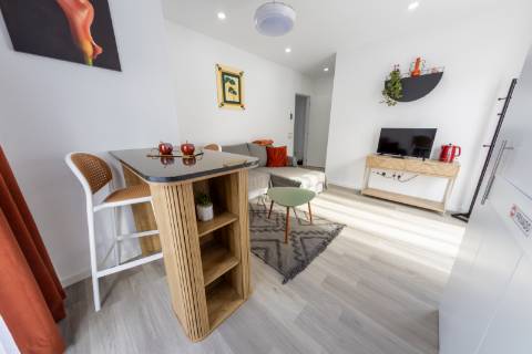 VENDE-SE MORADIA RECENTE E MODERNA NO CENTRO DA VILA DA MADALENA