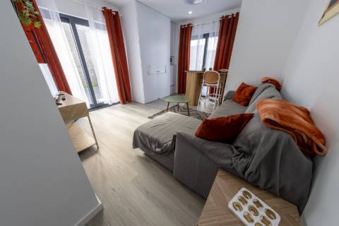 VENDE-SE MORADIA RECENTE E MODERNA NO CENTRO DA VILA DA MADALENA