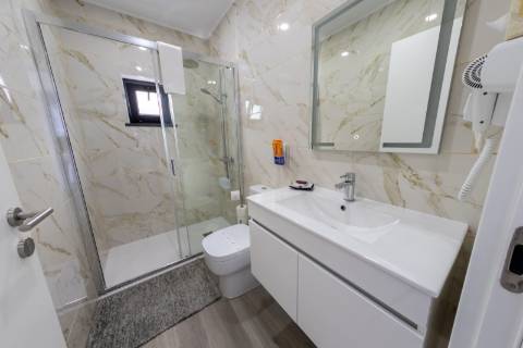 VENDE-SE MORADIA RECENTE E MODERNA NO CENTRO DA VILA DA MADALENA