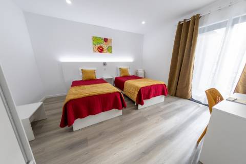 VENDE-SE MORADIA RECENTE E MODERNA NO CENTRO DA VILA DA MADALENA