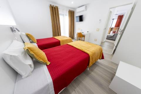 VENDE-SE MORADIA RECENTE E MODERNA NO CENTRO DA VILA DA MADALENA