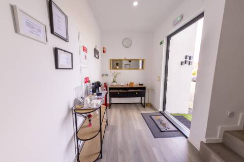 VENDE-SE MORADIA RECENTE E MODERNA NO CENTRO DA VILA DA MADALENA