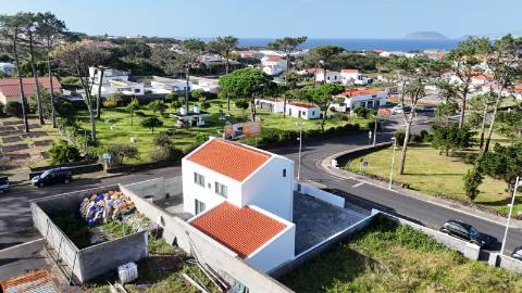 VENDE-SE MORADIA RECENTE E MODERNA NO CENTRO DA VILA DA MADALENA