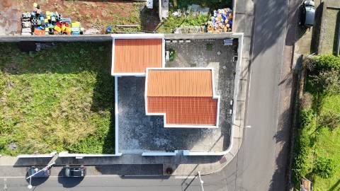 VENDE-SE MORADIA RECENTE E MODERNA NO CENTRO DA VILA DA MADALENA