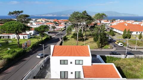 VENDE-SE MORADIA RECENTE E MODERNA NO CENTRO DA VILA DA MADALENA