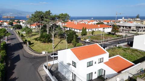 VENDE-SE MORADIA RECENTE E MODERNA NO CENTRO DA VILA DA MADALENA