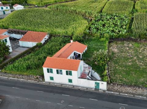 VENDE-SE MORADIA NA RIBEIRA DO MEIO, LAJES DO PICO