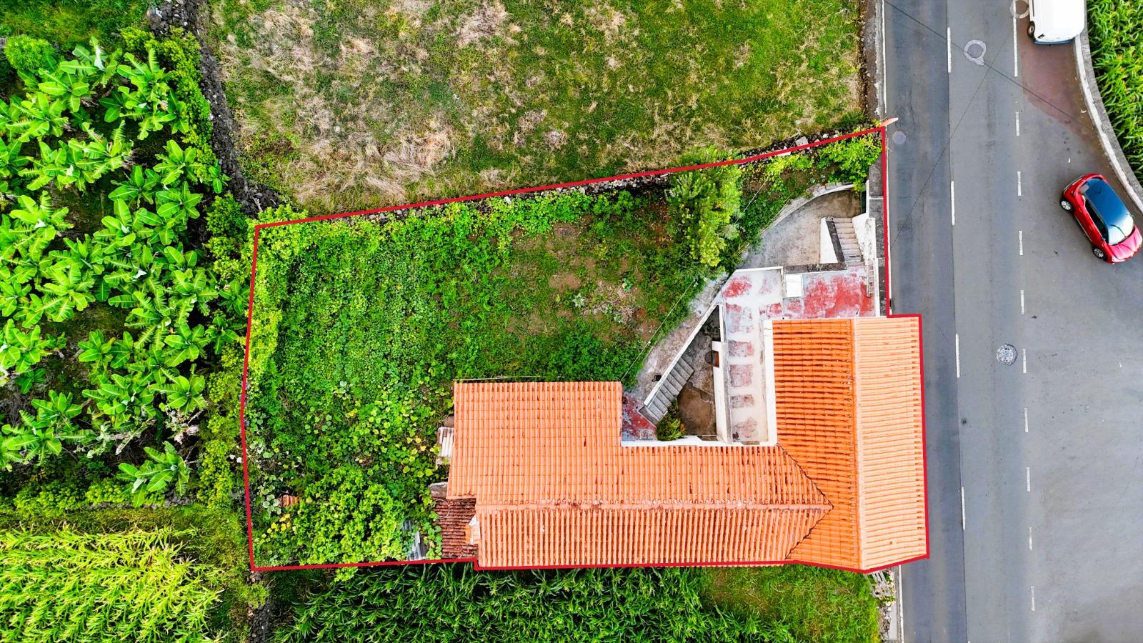 VENDE-SE MORADIA NA RIBEIRA DO MEIO, LAJES DO PICO