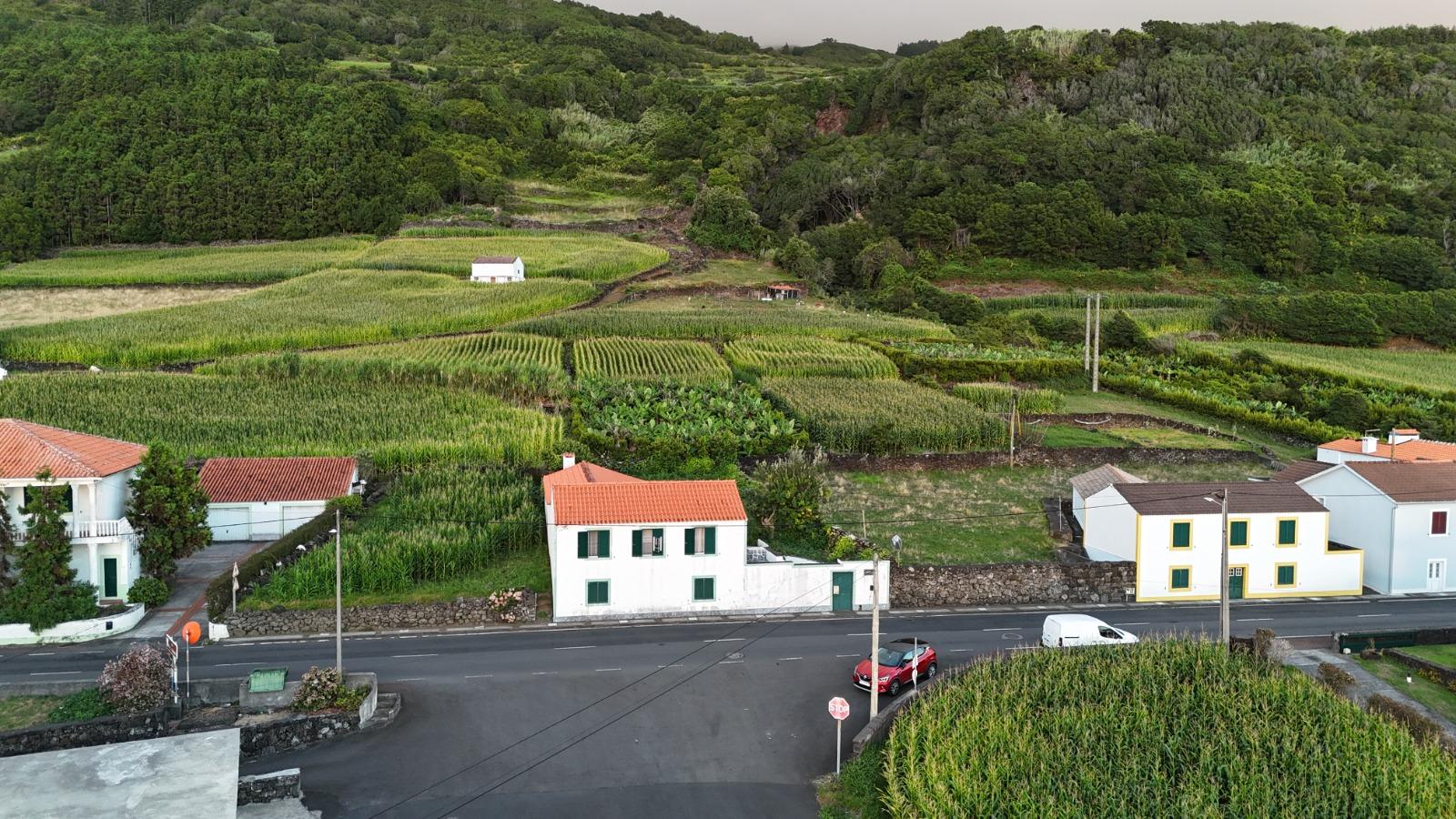 VENDE-SE MORADIA NA RIBEIRA DO MEIO, LAJES DO PICO