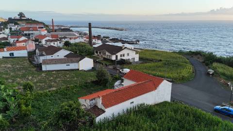 VENDE-SE MORADIA NA RIBEIRA DO MEIO, LAJES DO PICO