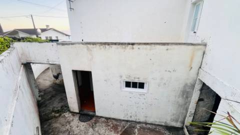 VENDE-SE MORADIA NA RIBEIRA DO MEIO, LAJES DO PICO