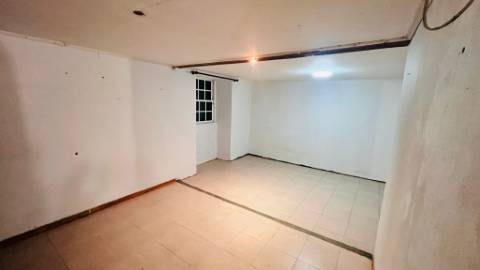 VENDE-SE MORADIA NA RIBEIRA DO MEIO, LAJES DO PICO