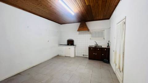 VENDE-SE MORADIA NA RIBEIRA DO MEIO, LAJES DO PICO