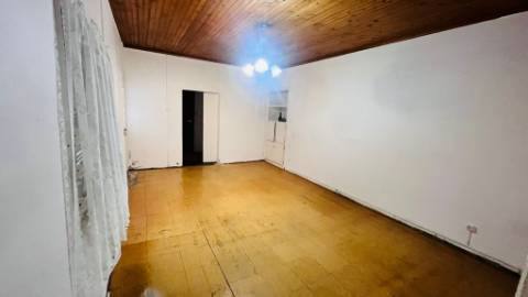 VENDE-SE MORADIA NA RIBEIRA DO MEIO, LAJES DO PICO