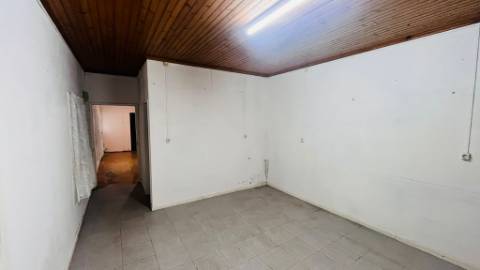 VENDE-SE MORADIA NA RIBEIRA DO MEIO, LAJES DO PICO