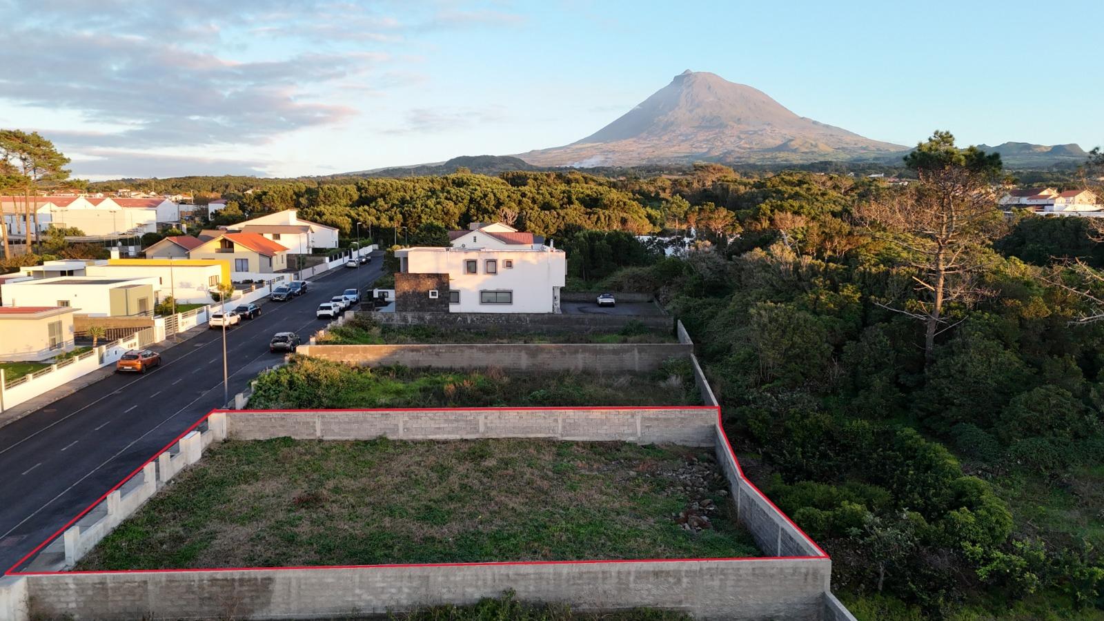 VENDE-SE TERRENO URBANO NA MADALENA DO PICO