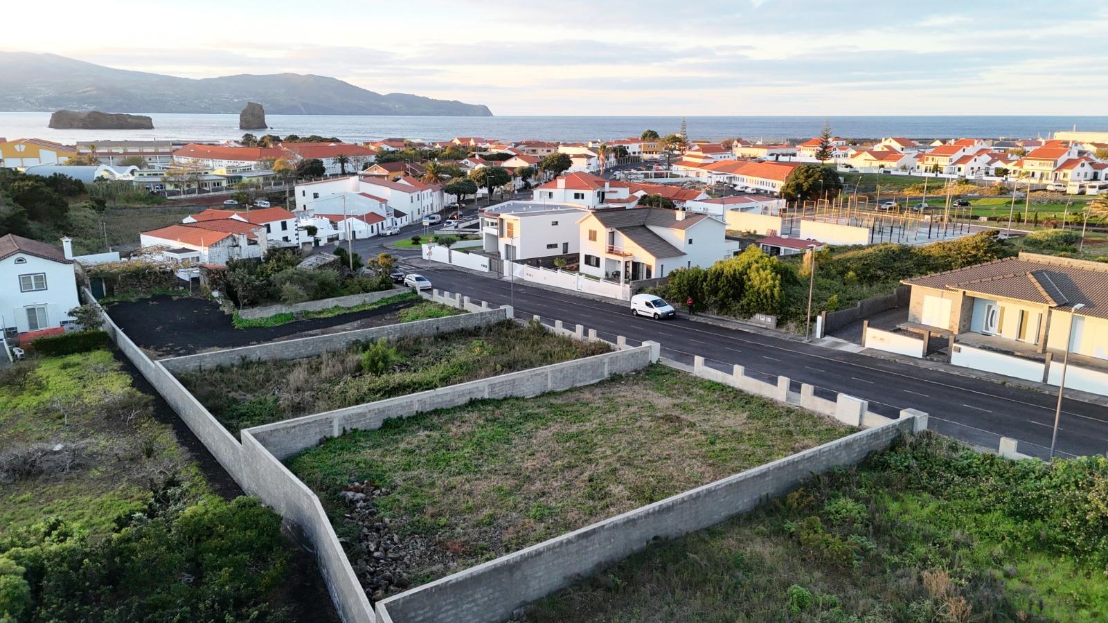 VENDE-SE TERRENO URBANO NA MADALENA DO PICO