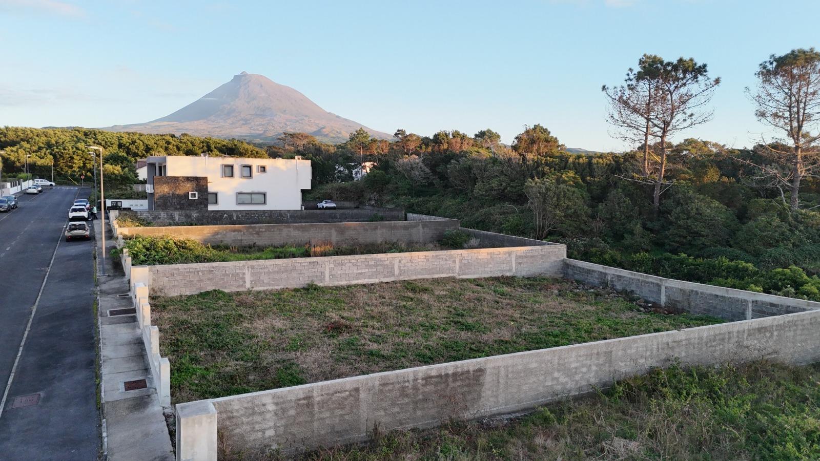 VENDE-SE TERRENO URBANO NA MADALENA DO PICO