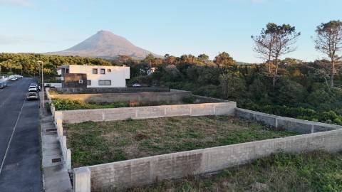 VENDE-SE TERRENO URBANO NA MADALENA DO PICO