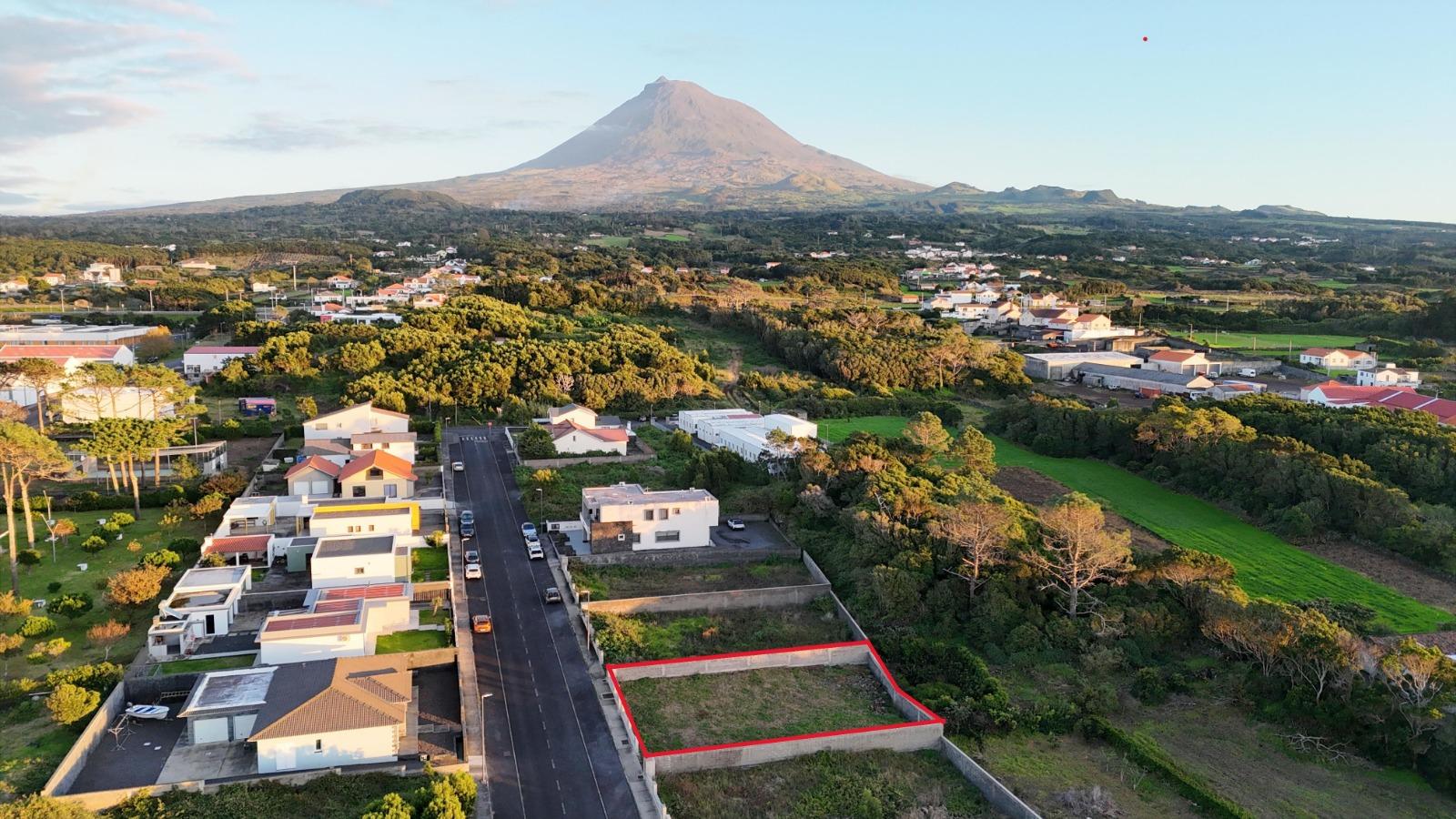 VENDE-SE TERRENO URBANO NA MADALENA DO PICO