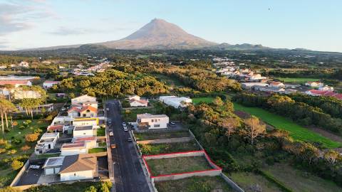VENDE-SE TERRENO URBANO NA MADALENA DO PICO