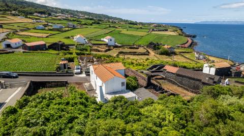 VENDE-SE MORADIA NA PRAINHA, CANTO DA AREIA, SÃO ROQUE DO PICO