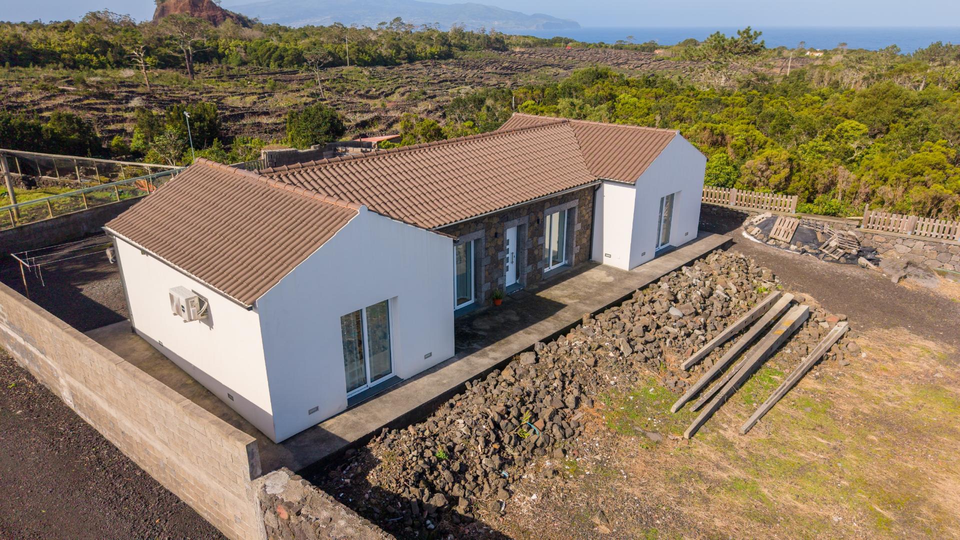 VENDE-SE MORADIA NAS BANDEIRAS, MADALENA DO PICO