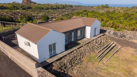 VENDE-SE MORADIA NAS BANDEIRAS, MADALENA DO PICO