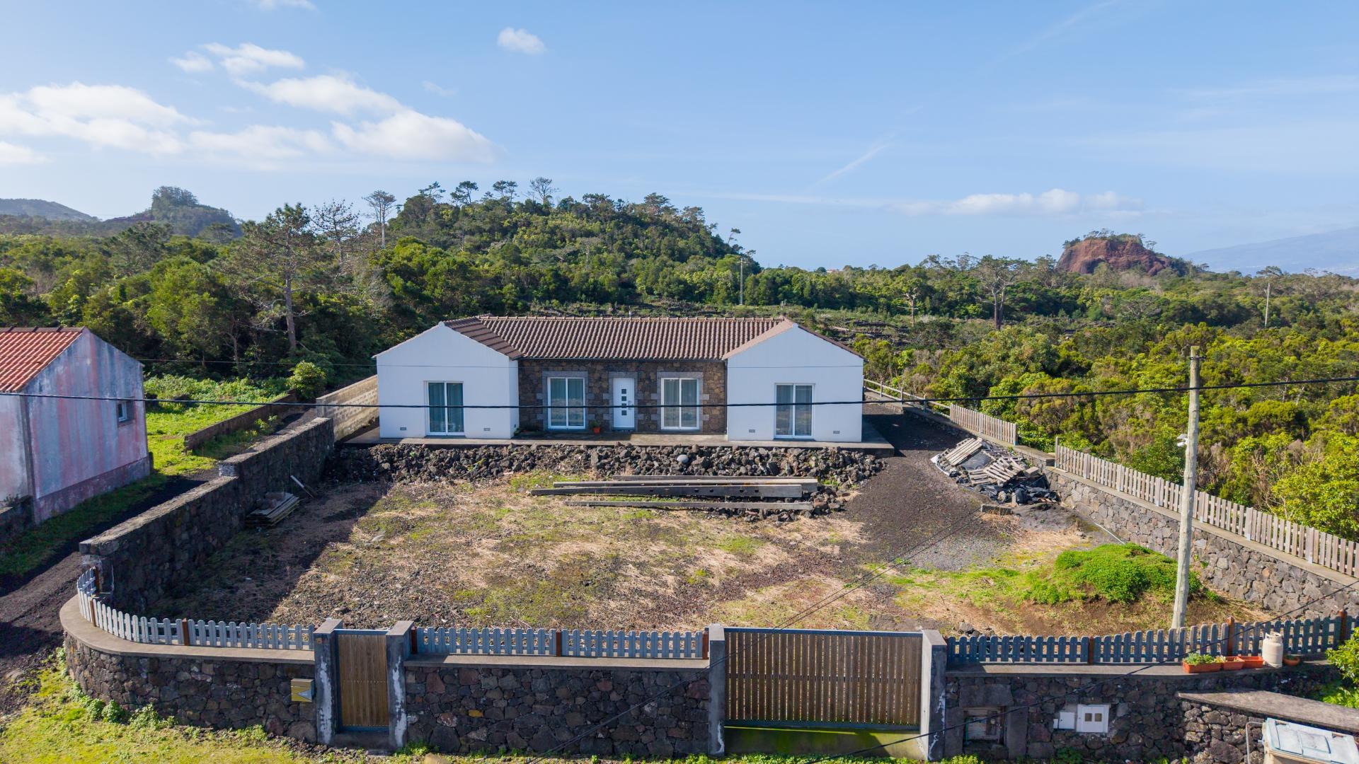 VENDE-SE MORADIA NAS BANDEIRAS, MADALENA DO PICO