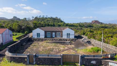 VENDE-SE MORADIA NAS BANDEIRAS, MADALENA DO PICO