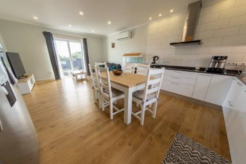 VENDE-SE MORADIA NAS BANDEIRAS, MADALENA DO PICO