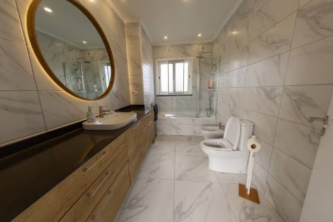 VENDE-SE MORADIA NAS BANDEIRAS, MADALENA DO PICO