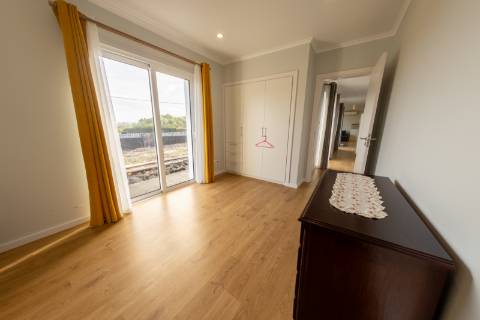 VENDE-SE MORADIA NAS BANDEIRAS, MADALENA DO PICO