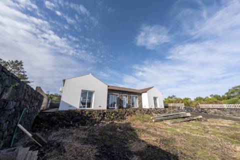 VENDE-SE MORADIA NAS BANDEIRAS, MADALENA DO PICO