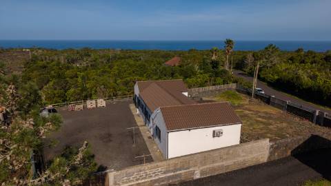 VENDE-SE MORADIA NAS BANDEIRAS, MADALENA DO PICO