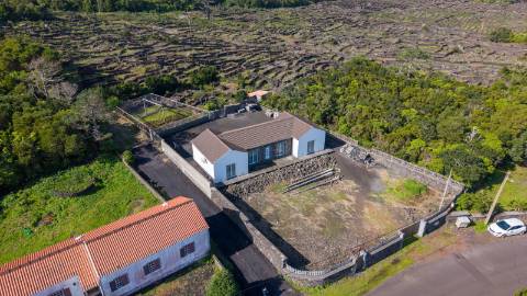 VENDE-SE MORADIA NAS BANDEIRAS, MADALENA DO PICO