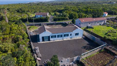 VENDE-SE MORADIA NAS BANDEIRAS, MADALENA DO PICO