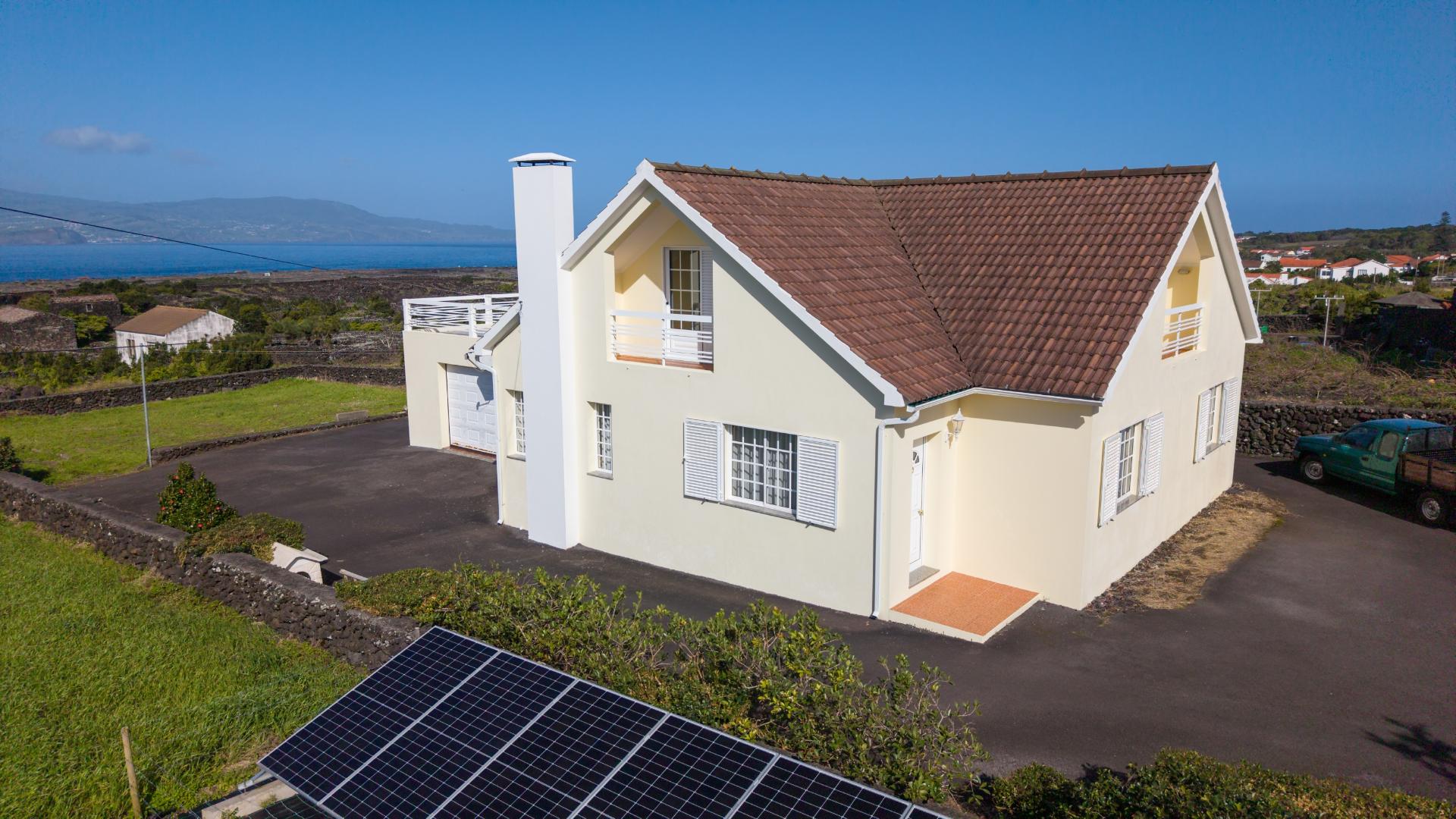 VENDE-SE MORADIA T4 NA CRIAÇÃO VELHA, MADALENA DO PICO