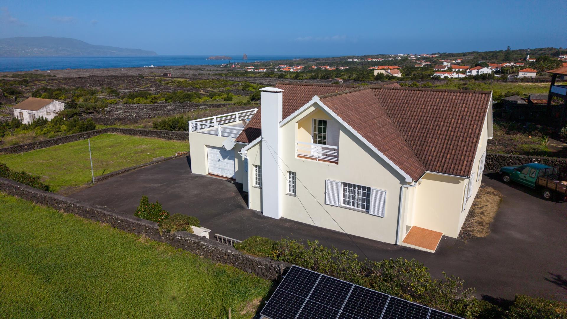 VENDE-SE MORADIA T4 NA CRIAÇÃO VELHA, MADALENA DO PICO