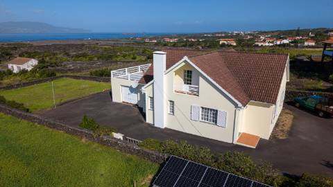 VENDE-SE MORADIA T4 NA CRIAÇÃO VELHA, MADALENA DO PICO