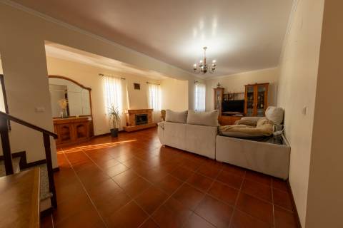 VENDE-SE MORADIA T4 NA CRIAÇÃO VELHA, MADALENA DO PICO