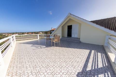 VENDE-SE MORADIA T4 NA CRIAÇÃO VELHA, MADALENA DO PICO