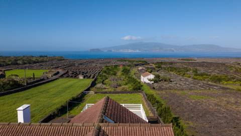 VENDE-SE MORADIA T4 NA CRIAÇÃO VELHA, MADALENA DO PICO