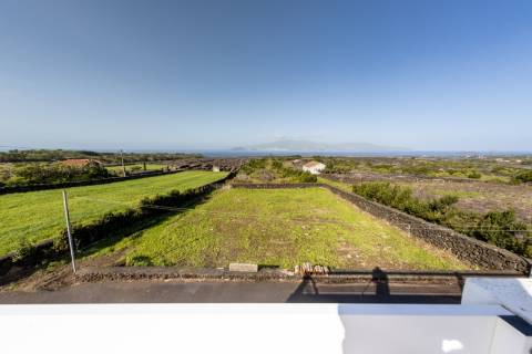 VENDE-SE MORADIA T4 NA CRIAÇÃO VELHA, MADALENA DO PICO